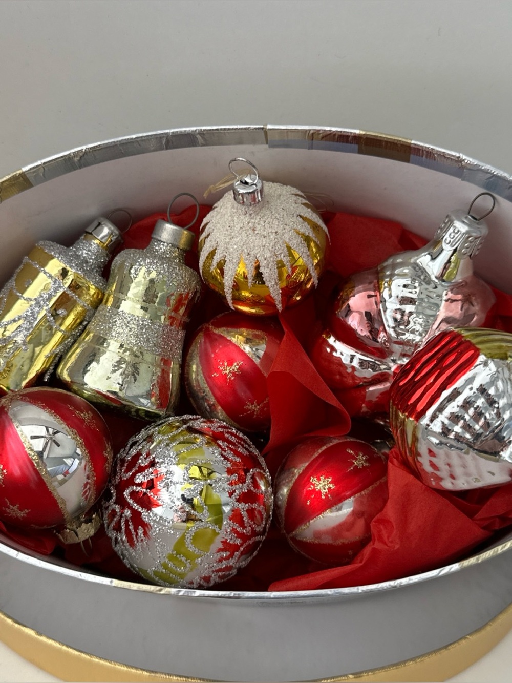 BOX OF 9 VINTAGE ORNAMENTS GITTER BELLS SMALL